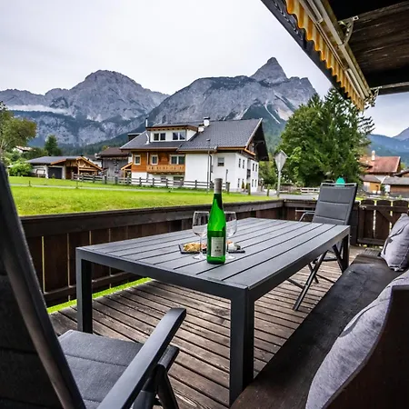 Tiroler Alpblick *